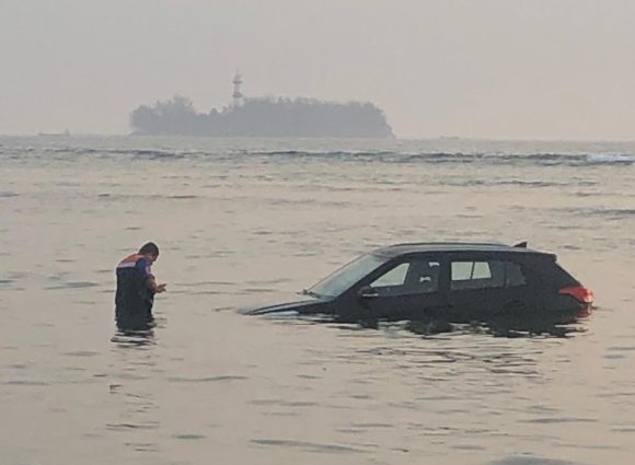 (VIDEO) Camioneta amanece ‘estacionada’ en el mar en Veracruz