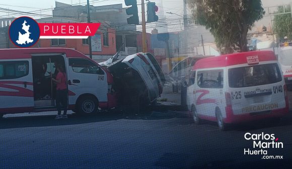 Combi protagoniza accidente en bulevar Forjadores; chofer huyó