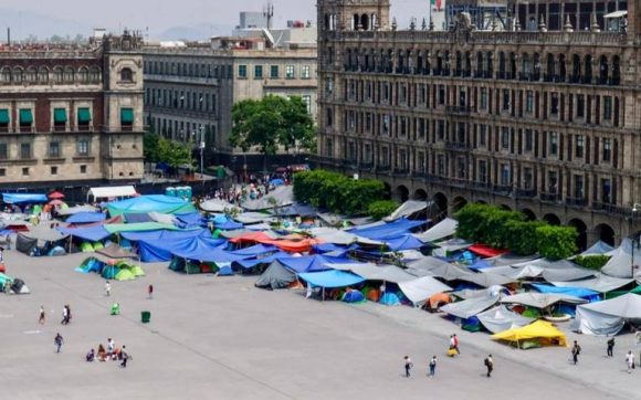 Zócalo capitalino dividido por vallas metálicas; entre plantón del CNTE y manifestación de “Marea Rosa”