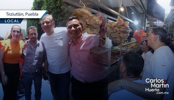 Fernando Morales y la Ola Naranja recorren el mercado “Victoria” de Teziutlán