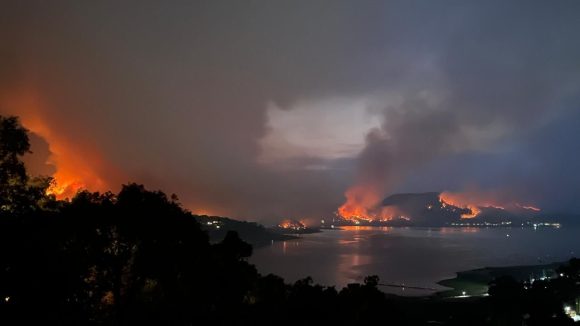 GM3VkXSWUAAzOpi Incendio forestal en Valle de Bravo
