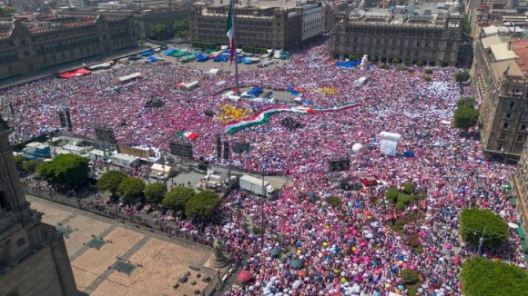 Reportan asistencia de 95 mil personas en la manifestación de la Marea Rosa