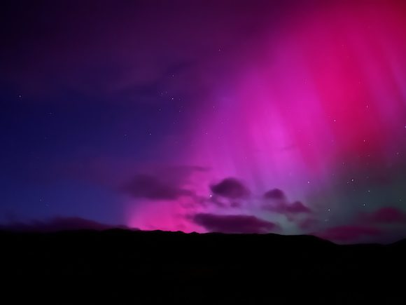 Reportan formación de auroras boreales en EU, Nueva Zelanda y Ucrania