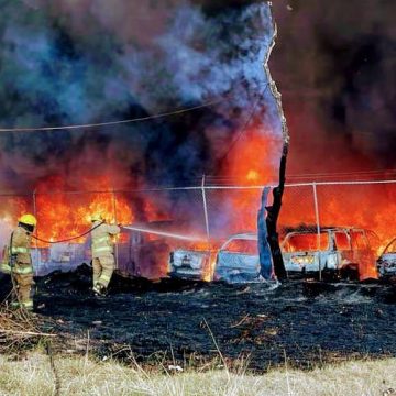 (VIDEO) Incendio en terreno baldío alcanza corralón de autos en Cuautlancingo
