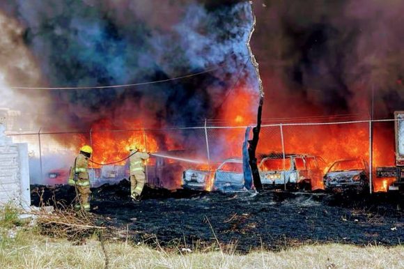 (VIDEO) Incendio en terreno baldío alcanza corralón de autos en Cuautlancingo