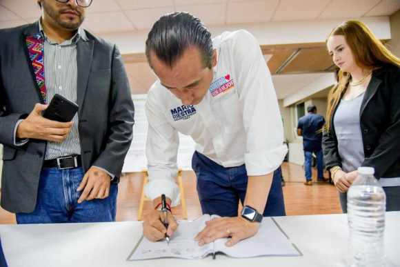 Mario Riestra, primer candidato en firmar compromisos por la sustentabilidad