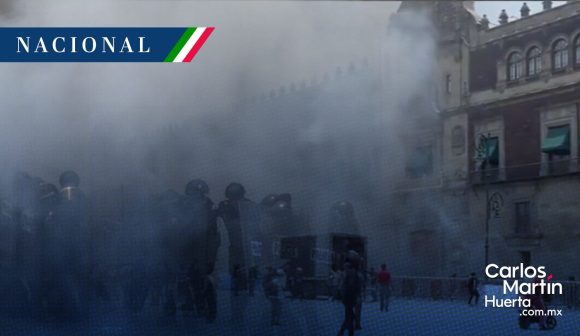 Normalistas Ayotzinapa - cohetones - Palacio Nacional Normalistas de Ayotzinapa lanzan cohetones a Palacio Nacional