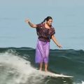 (VIDEO) Surfista mexicana Patricia Ornelas desafía las olas con huipil