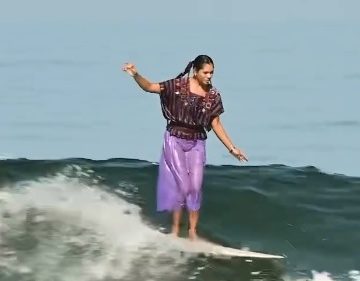 (VIDEO) Surfista mexicana Patricia Ornelas desafía las olas con huipil