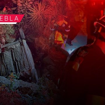 Rescatan a familia que cayó a un barranco con todo y coche en Xochimehuacan
