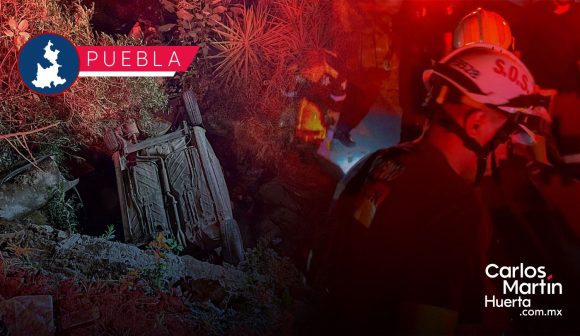 Rescatan a familia que cayó a un barranco con todo y coche en Xochimehuacan