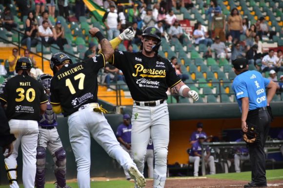 Los Pericos apalearon a los Conspiradores y se quedaron con la serie en el Hermanos Serdán
