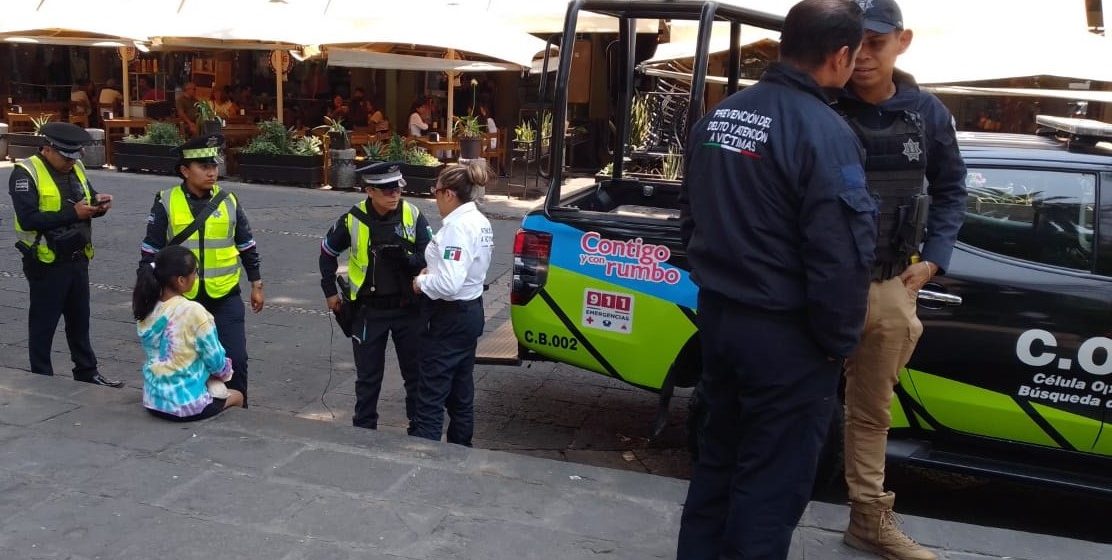 Localizan en el zócalo de Puebla a menor de 12 años reportada como extraviada