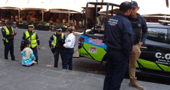 Localizan en el zócalo de Puebla a menor de 12 años reportada como extraviada