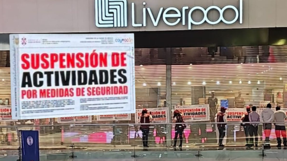 Clausuran Liverpool Perisur con trabajadores adentro