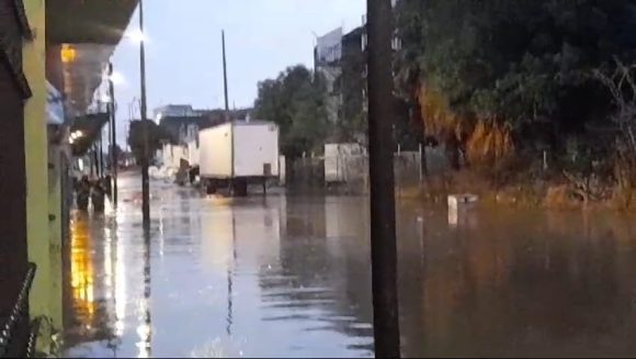 Colapsa drenaje por obras de la nueva sede del Congreso en Xanenetla