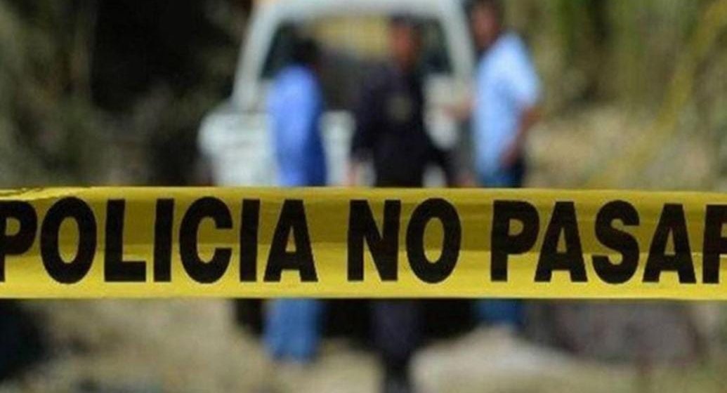 Localizan a 2 hombres ejecutados dentro de una camioneta en barranco de Acatlán de Osorio