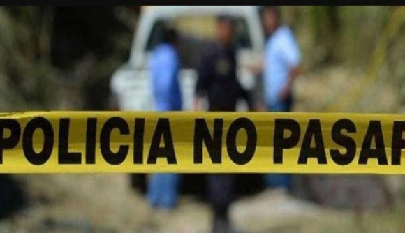 Localizan a 2 hombres ejecutados dentro de una camioneta en barranco de Acatlán de Osorio