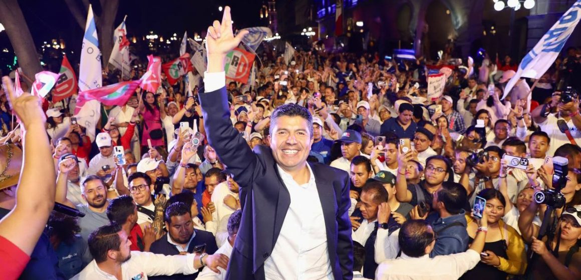 Lalo Rivera celebra vitoria en el debate en compañía de simpatizantes