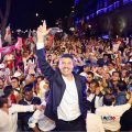 Lalo Rivera celebra vitoria en el debate en compañía de simpatizantes