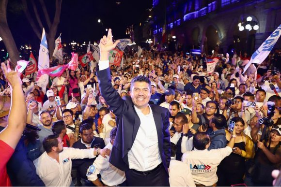 Lalo Rivera celebra vitoria en el debate en compañía de simpatizantes
