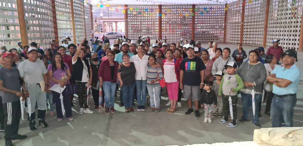 Convive Xóchitl Zárate con habitantes de la colonia Primero de Mayo