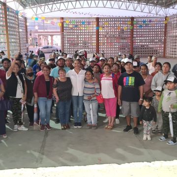 Convive Xóchitl Zárate con habitantes de la colonia Primero de Mayo