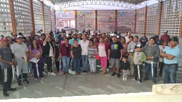 Convive Xóchitl Zárate con habitantes de la colonia Primero de Mayo