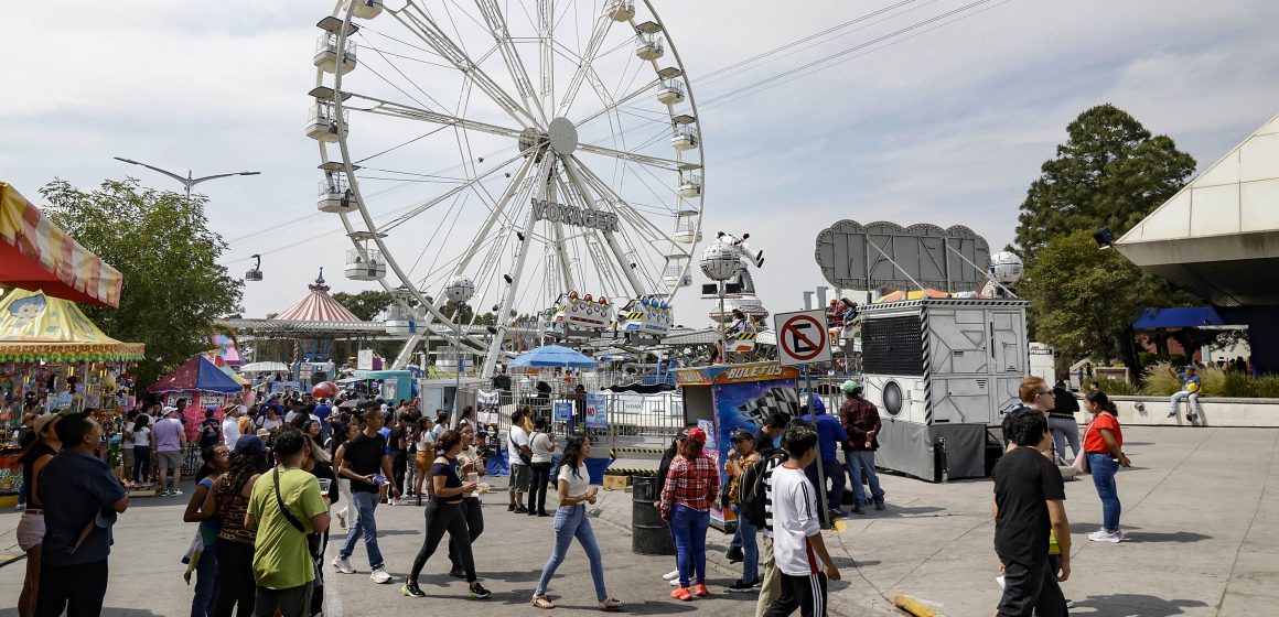 Instalan camiones de incidentes masivos y ambulancias en la Feria de Puebla