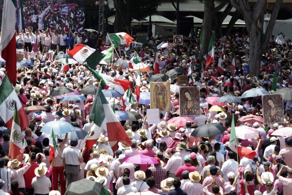Poblanos se suman a la Marea Rosa para demandar una jornada electoral limpia