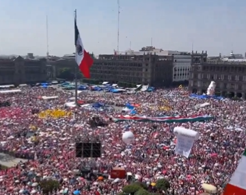 “Marea Rosa” exige respeto a la democracia en el zócalo de la Ciudad de México