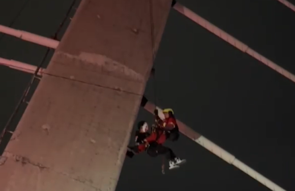 PC Puebla le salvó la vida a un hombre que trepó al puente de la autopista y Calzada Zaragoza