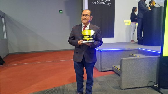 Recibe reconocimiento Carlos Martín Huerta por su trayectoria en los medios de comunicación