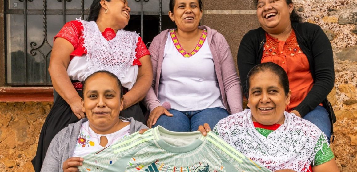 Playeras de la Selección mexicana fueron bordadas por artesanas poblanas
