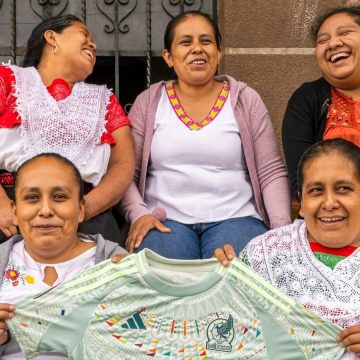 Playeras de la Selección mexicana fueron bordadas por artesanas poblanas