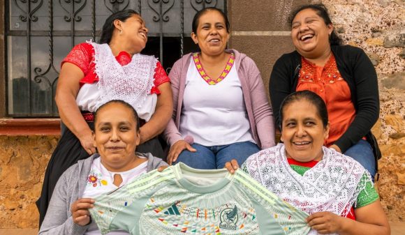 Playeras de la Selección mexicana fueron bordadas por artesanas poblanas