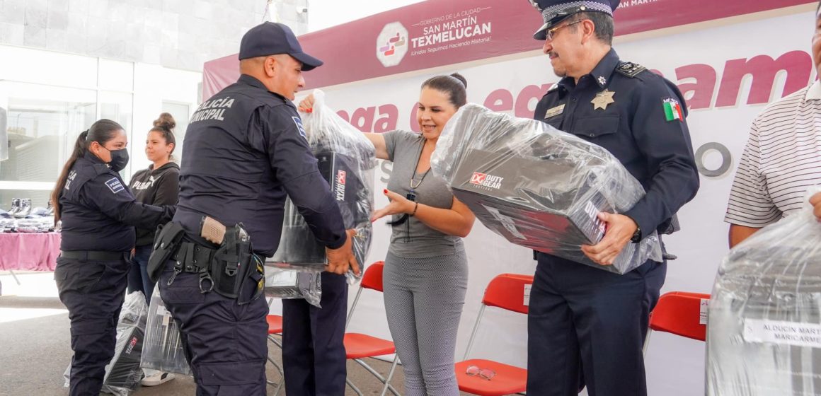 Entregan 310 paquetes de uniformes a policías de Texmelucan