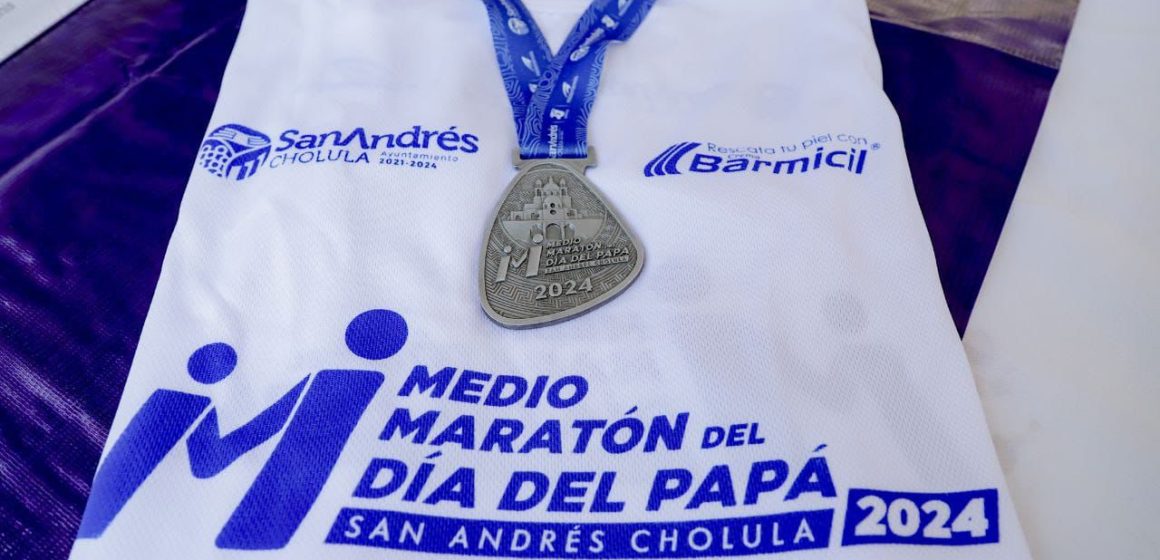 Presentan la medalla y playera del Medio Maratón del Día del Papá en San Andrés Cholula