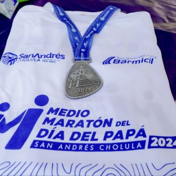 Presentan la medalla y playera del Medio Maratón del Día del Papá en San Andrés Cholula