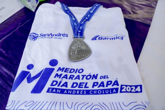 Presentan la medalla y playera del Medio Maratón del Día del Papá en San Andrés Cholula