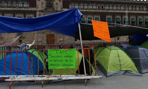Protesta Maestro CNTE Zócalo-2 CNTE levanta plantón del zócalo de la Ciudad de México