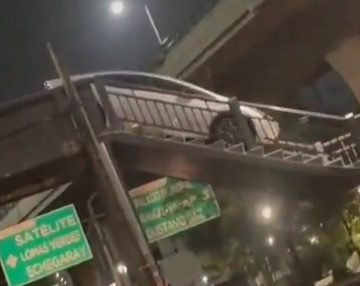 (VIDEO) Automovilista intentó cruzar por puente peatonal en Naucalpan