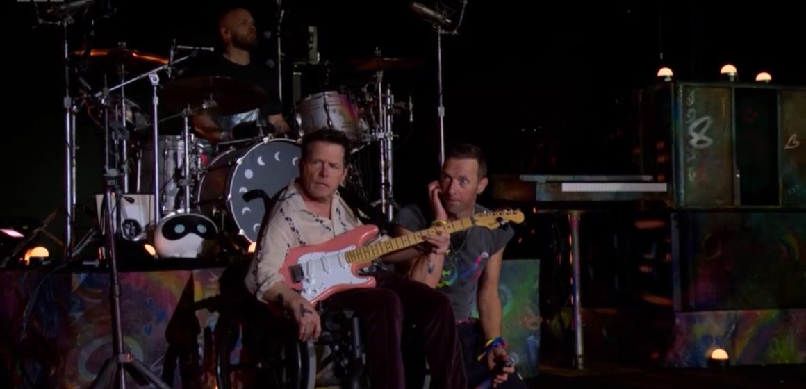 (VIDEO) Michael J. Fox toca con Coldplay en Glastonbury