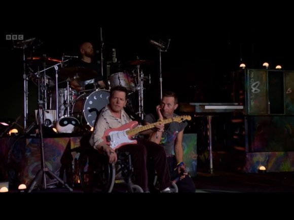 (VIDEO) Michael J. Fox toca con Coldplay en Glastonbury