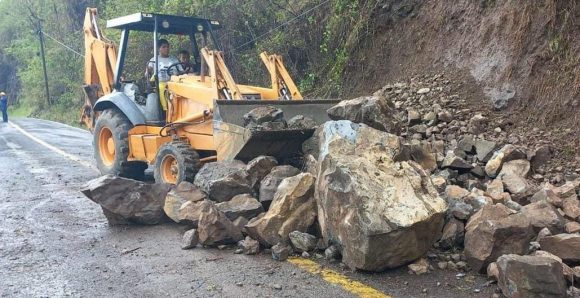 Lluvia provoca deslizamiento de un cerro afectando una vivienda en Tianguismanalco