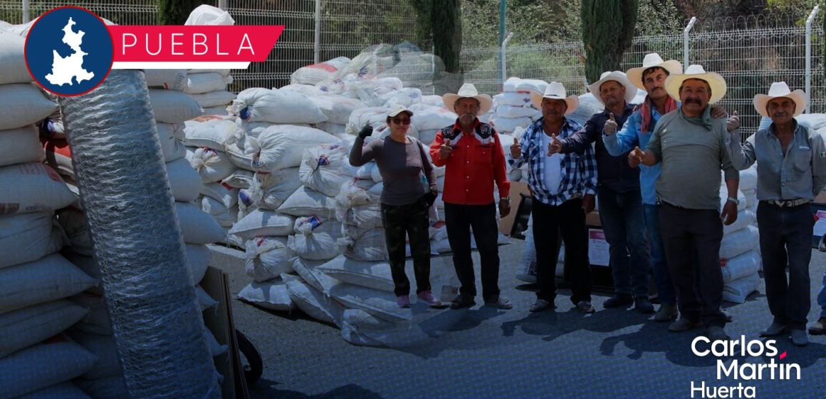 Entregan apoyos a productores y emprendedores del campo en Puebla
