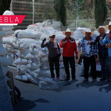 Entregan apoyos a productores y emprendedores del campo en Puebla