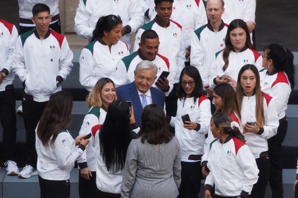 AMLO abandera delegación mexicana rumbo a Juegos Olímpicos París 2024