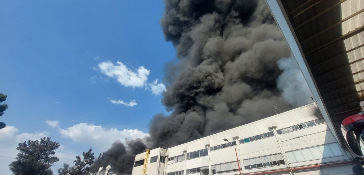 Se registra fuerte incendio en fábrica de plásticos en Ecatepec