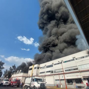 Se registra fuerte incendio en fábrica de plásticos en Ecatepec